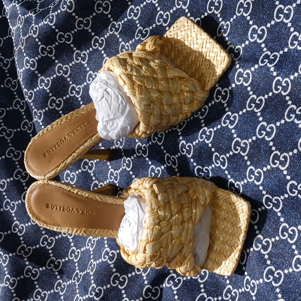 BRAND NEW Bottega Veneta Raffia Stretch Heeled Mule Sandals 100% AUTHENTIC